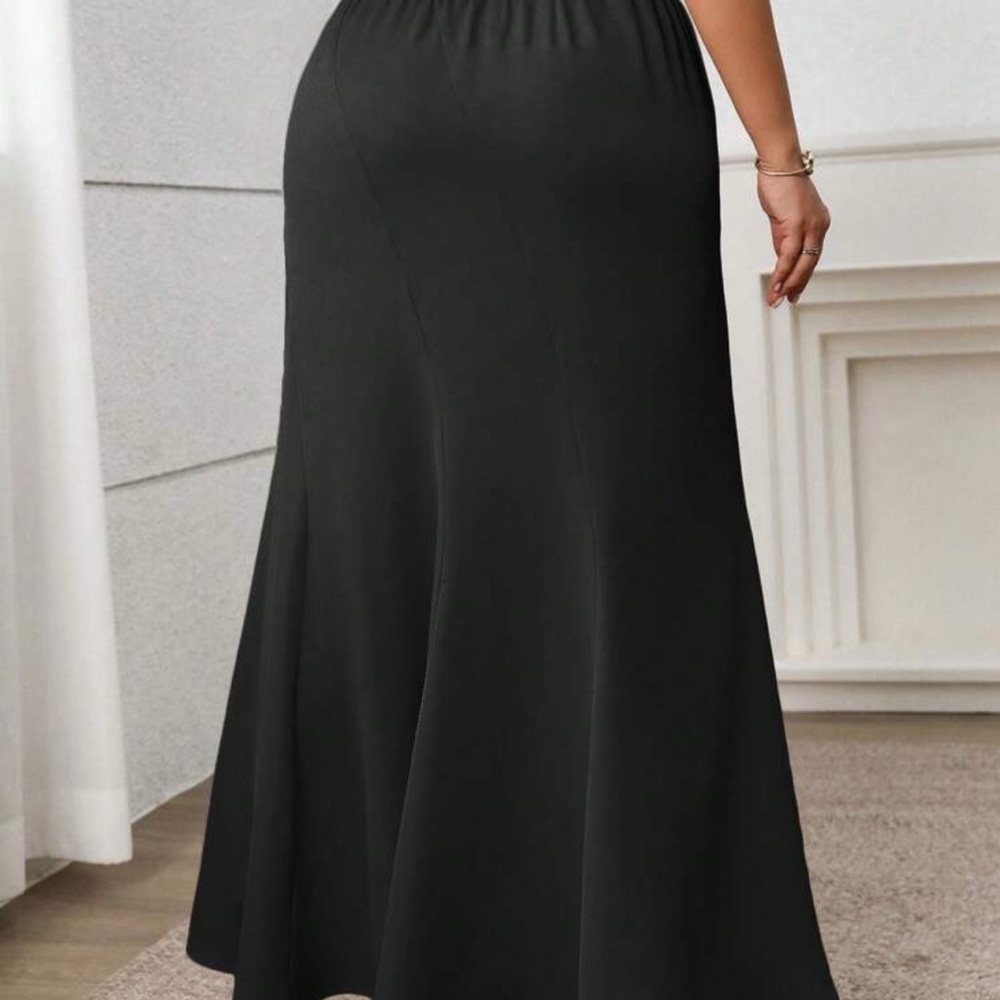 Elegant Black Women's Skirt - Picture 2 of 4